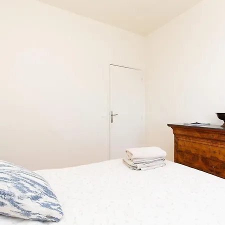 Violet, Bord De Apartment