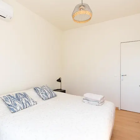 Violet, Bord De Apartment Cannes