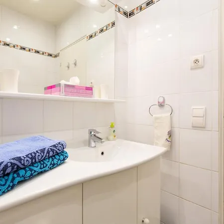Apartment Violet, Bord De *