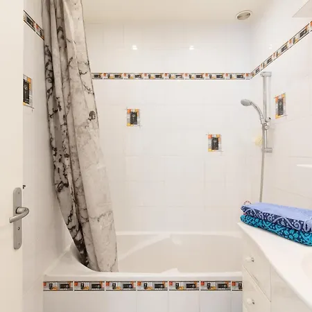 Apartment Violet, Bord De